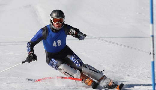 動画：アルペンスキー競技で溝に合わせて滑る時の転倒事例とリスク回避法。オダーマットのアルバイト日給1400万円。Vandeer本社移転へ